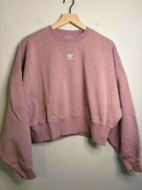 Women’s Adidas adicolor essentials cropped crewneck size XS